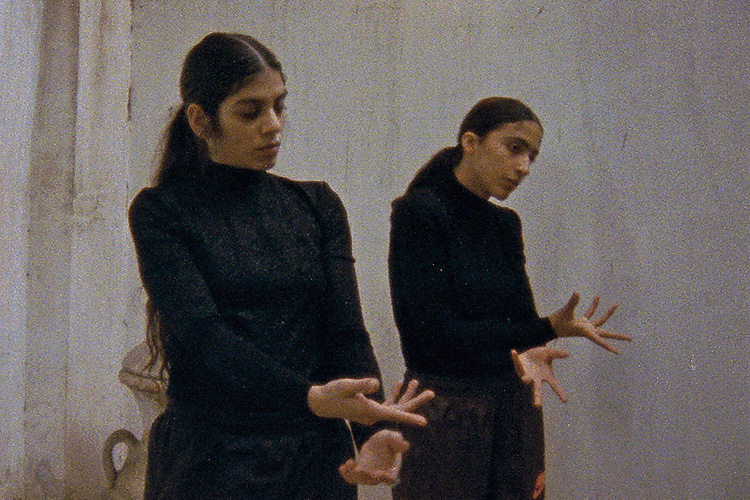 Nicht nur buchstäblich als Bindeglieder zu sehen: Hanin Tarek & Amina Abouelghar befassen sich mit den Kölner Brücken Foto: Grégoire Verbeke