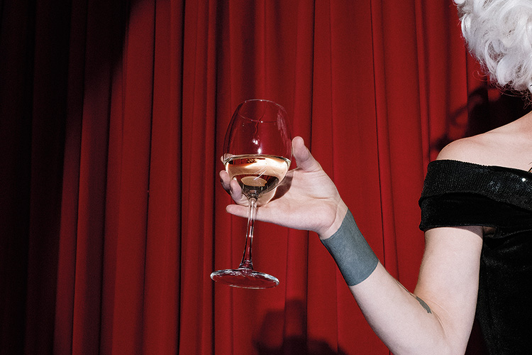 (C) Pexels Nix wie hin: Stößchen auf das Theater nach den Lockdowns!