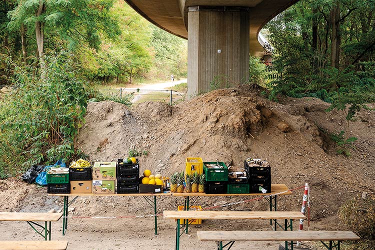 Foto: Dörthe Boxberg / Stadtrevue Oben drüber fährt die Linie 13: Tafelausgabe unter der Hochbahn in Mauenheim