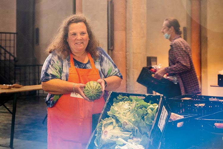 Foto: Dörthe Boxberg / Stadtrevue Wie ein kleiner Lebensmittelladen: Petra Buschmann organisiert die Tafelausgabe in Sankt Maria in Lyskirchen in der Südstadt