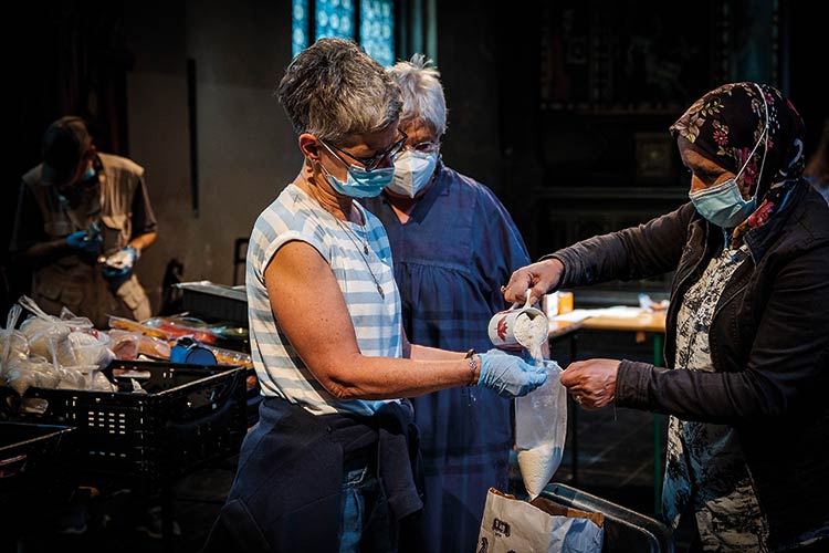 Foto: Dörthe Boxberg / Stadtrevue Auch Privatspenden sind willkommen: Ein großer Sack Mehl wird gerecht auf alle verteilt