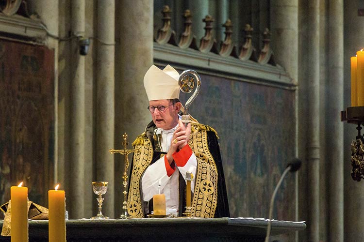 Zumindest am Altar läuft alles nach Vorschrift: Erzbischof Woelki, Foto: © Raimond Spekking, CC BY SA 4 0