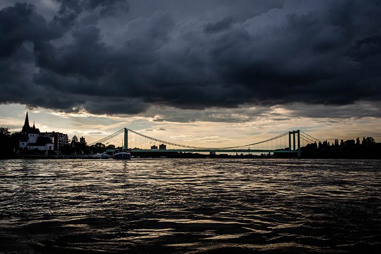 Foto: Dörthe Boxberg / Stadtrevue Geht der Klimaschutz den Bach runter? Blick stromabwärts auf die Rodenkirchener Brücke