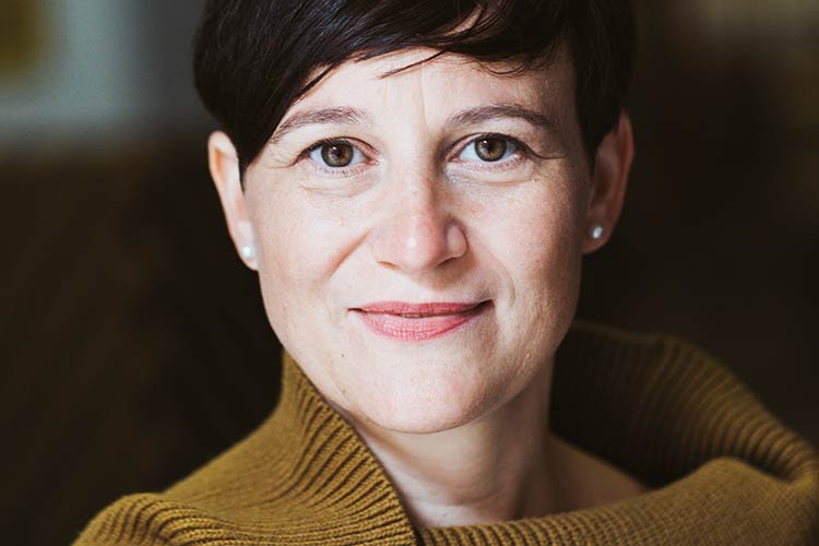Foto: Annette Koroll Schaut anderen beim Essen zu: Julia von Mende, Foto: Annette Koroll