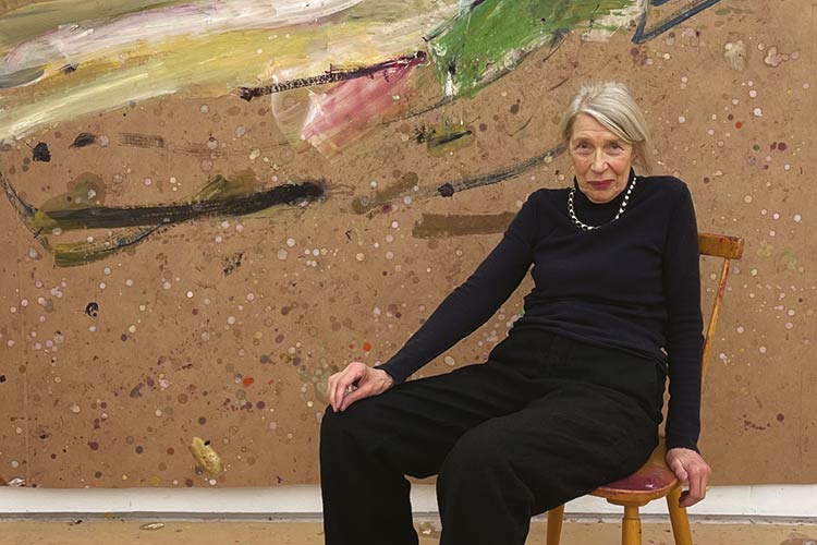 Martha Jungwirth in ihrem Atelier vor dem Gemälde Maja III, Wien, 2022, courtesy Galerie Thaddaeus Ropac; © Martha Jungwirth / VG Bild-Kunst, Bonn 2022, Foto: Hella Pohl
