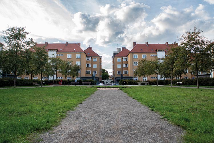 Beliebte Symmetrie: Der Wacholderweg vom  Rosenhof aus gesehen