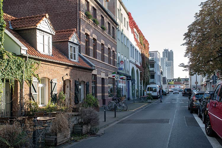Im Schatten des Westcenters: Idylle auf der Rochusstraße  