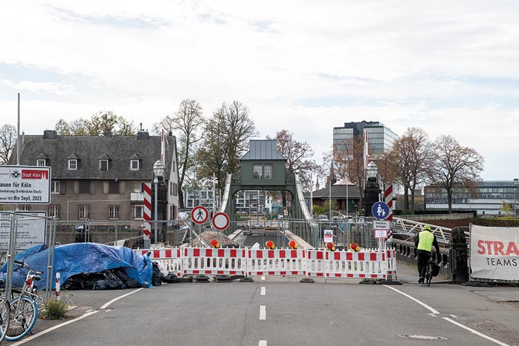 Foto: Jennifer Rumbach / Stadtrevue Zieleinfahrt am Rheinufer: Drehbrücke in Deutz
