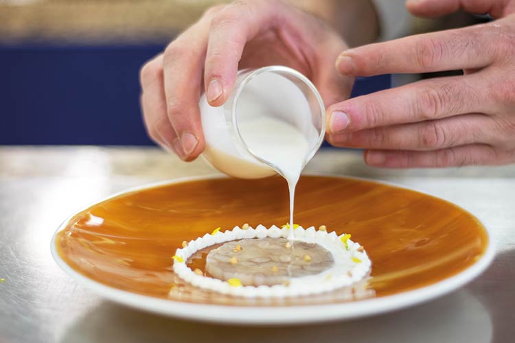Foto: Jennifer Rumbach / Stadtrevue Kochen mit Trigger-Punkten: Joachim Wisslers Carpaccio von Bretonischen Schwertmuscheln mit Buttermilch-Vinaigrette und Liebstöckel