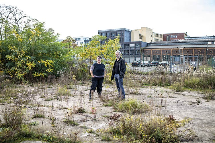 Foto: Thomas Schäkel / Stadtrevue Ein bisschen was wächst ja schon: Mitglieder von Mehr Grün in Kalk auf dem ehemaligem KHD-Gelände