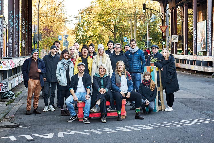 Foto: Thomas Schäkel / Stadtrevue Gute Laune beim Gedanken daran, was man hier geschaffen hatte, bevor das Ordnungsamt kam: Matthias Deventer (vorne links) und Mitstreiter am Eifelwall
