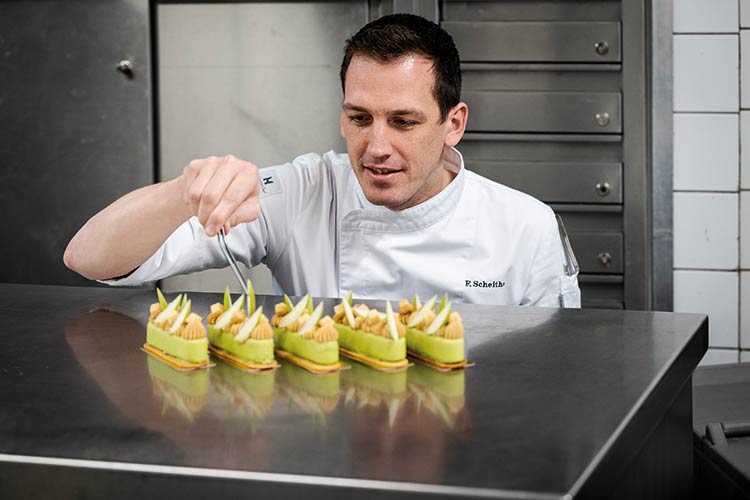 Foto: Dörthe Boxberg / Stadtrevue Unverkennbar handgemacht: Fabian Scheithe vollendet seine Desserts