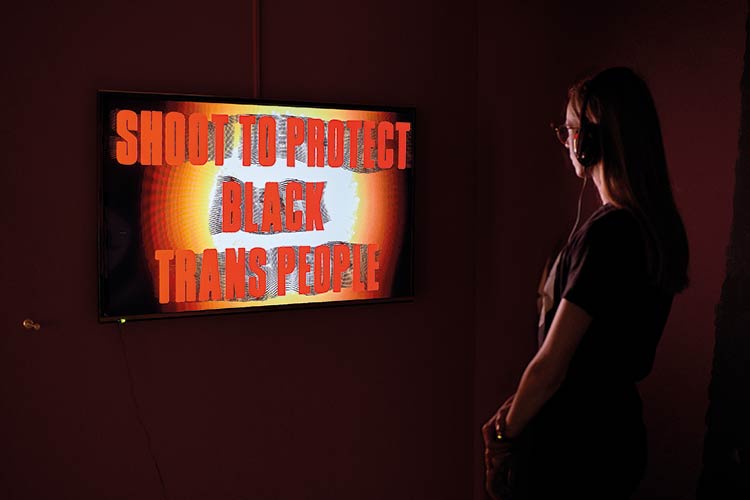 Foto: Alwin Lay Waffe in der Hand: Danielle Brathwaite-Shirley, SHE KEEPS ME DAMN ALIVE, 2021; Foto: Alwin Lay