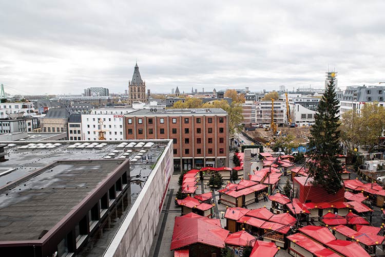 Fotos: Jennifer Rumbach / Stadtrevue Die Historische Mitte ist das Erbe von OB Jürgen Roters. Kurz vor Ende seiner Amtszeit wurde 2014 geplant, das Stadtmuseum zusammen mit dem Verwaltungstrakt des Römisch-Germanischen Museums in einen Neubau am Roncalliplatz zu verlegen. Gemeinsam mit dem
