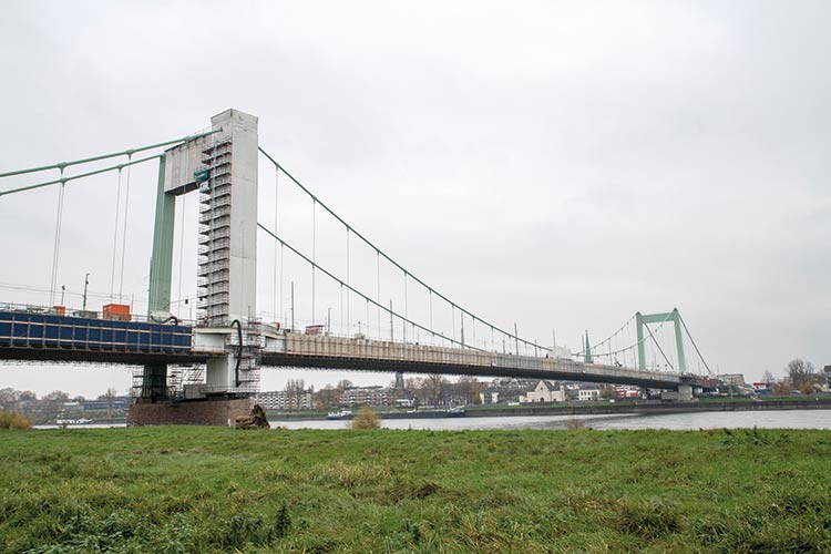 Foto: Jennifer Rumbach / Stadtrevue Schon seit vier Jahren wird die Mülheimer Brücke generalsaniert und es wird noch etwas dauern, bis sie fertig sein wird. Erst Mitte 2026 soll die Sanierung abgeschlossen sein. Die Sanierung ist aufwändig, auf der rechten Rheinseite muss fast das