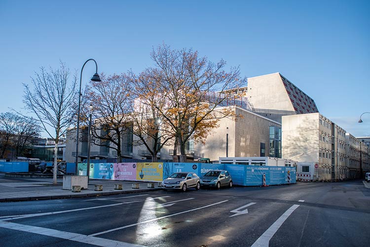 Fotos: Jennifer Rumbach / Stadtrevue Die Sanierung von Oper und Schauspiel ist der Dauerbrenner unter den Kölner Großprojekten. Nach erfolgreichem Bürgerprotest beschloss der Stadtrat 2010 die Sanierung im Bestand anstelle eines Neubaus des Schauspiels. Nach drei Jahren sollte die San