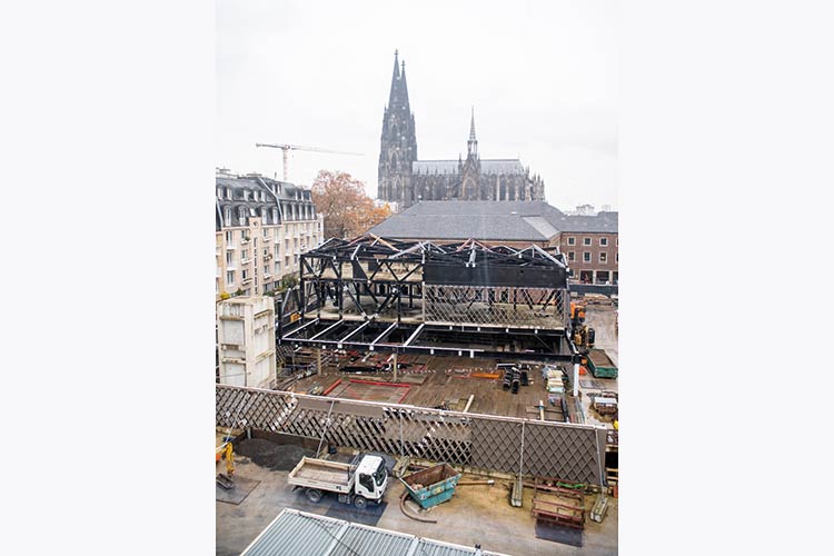 Fotos: Jennifer Rumbach / Stadtrevue Das Jüdische Museum Miqua sollte ein Vorzeigeprojekt werden — und eigentlich seit 2019 geöffnet sein. Aber verschiedene Probleme bei der Ausgrabung im historischen Stadtkern Kölns und mit Baufirmen haben die Fertigstellung verzögert. Zuletzt mus