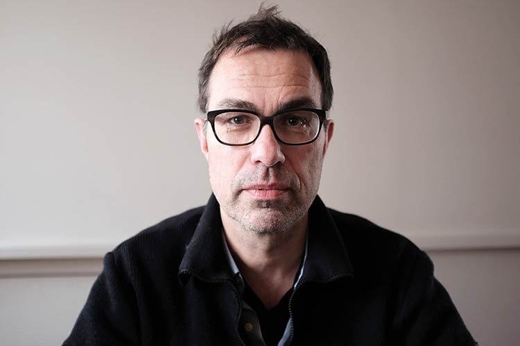 Dominik Moll wurde 1962 in Bühl ­geboren und wuchs in Baden-Baden auf. Zuletzt drehte er die Arte-Serie »Eden« über Migrant:innenschicksale und den Thriller »Die Verschwundene«. 