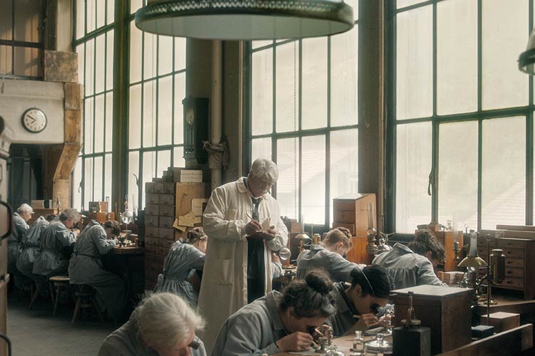 © Grandfilm Minuziös kontrolliert: Arbeiterinnen im Schweizer Uhrenwerk; © Grandfilm