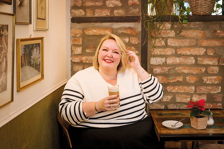 Foto: Dörthe Boxberg / Stadtrevue Will zur Nachhaltigkeit in der Gastronomie ermuntern: Maike Block bei der Kaffeepause