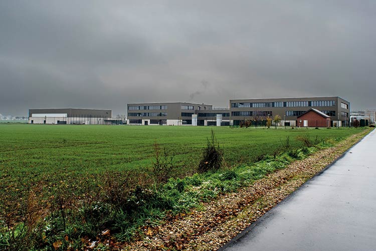 Foto: Dörthe Boxberg / Stadtrevue Total fertig: In knapp zwei Jahren Bauzeit hat ein Totalunternehmen das Gymnasium Zusestraße in Lövenich errichtet