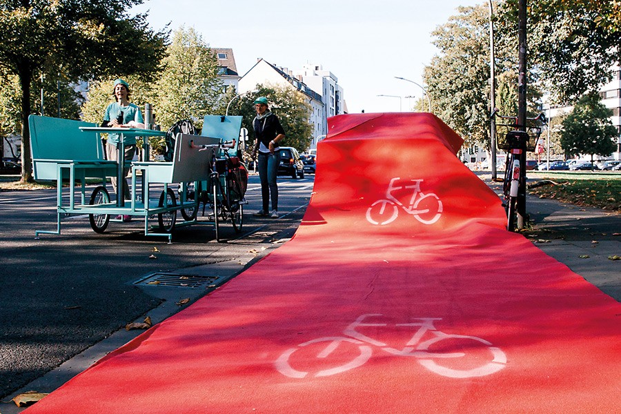 Foto: verenafotografiert.de Roter Teppich statt grauem Beton: »Aufbruch Fahrrad« auf der Vogelsanger Straße