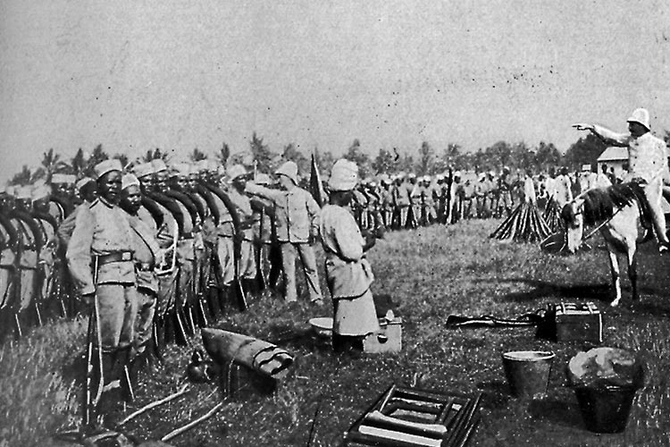 Im Kampf gegen die »Pest Afrikas«: Hermann von Wissmann gibt 1889 Befehle an die »Schutztruppe« in Deutsch-Ostafrika (Foto: Becker, A. u.a. »Hermann von Wissmann. Deutschlands größter Afrikaner«, Berlin 1914, 5. Aufl.)