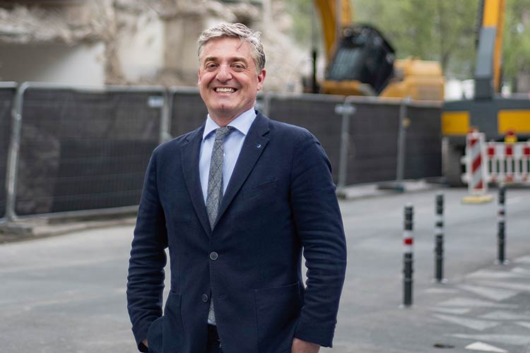 Tobias Flessenkemper vor dem künftigen »Laurenz-Carree«, Foto: Jennifer Rumbach