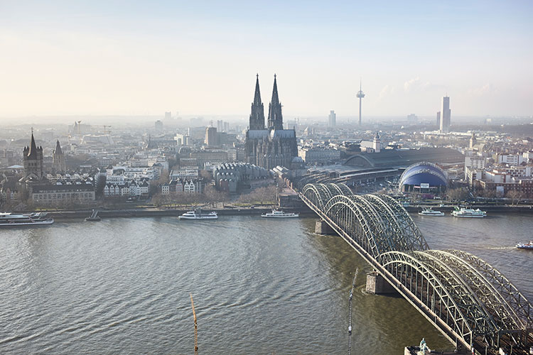 Foto: Thomas Schäkel/Stadtrevue Brückengrün trifft auf Flussbraun: Die Hohenzollernbrücke bei Tageslicht