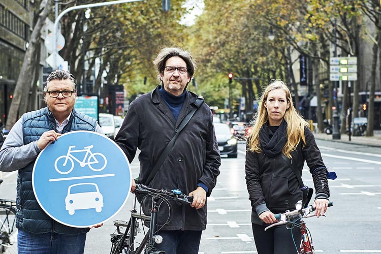 Als Initiator von #RingFrei hat ­Reinhold Goss (Mitte) die fahrradfreundliche Umgestaltung der Kölner Ringe erreicht. Seit 2021  ist er ehrenamtlicher Fahrrad­bürgermeister