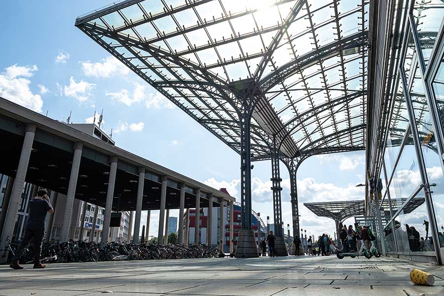 Foto: Tom Zelger/Stadtrevue Drehkreuz für Touristenbusse? Rückseite des Hauptbahnhofs