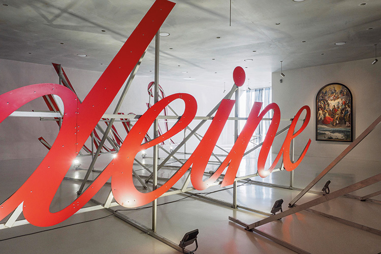 Installationsansicht Merlin Bauer, Liebe deine Stadt I, 2005, Dibond, Aluminium