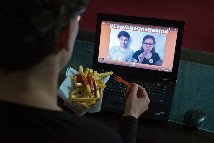 Ohne Mampf kein Kampf — Couch-Potatoes demonstrieren online