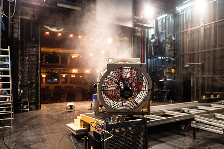 Foto: Moritz Haase Löst die Sorgen in Luft auf: Ein Vernebelungsgerät für den Theatersaal