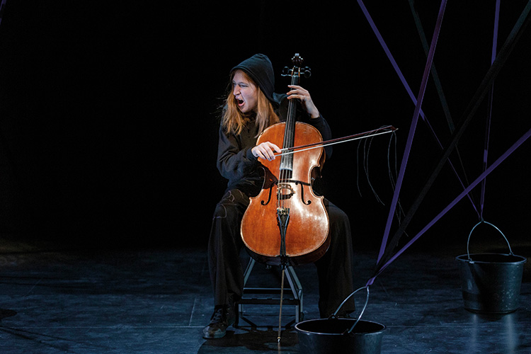 Foto: Viola Sophie Schuldner Bearbeitet ihr Instrument: Cellistin Elisabeth Coudoux
