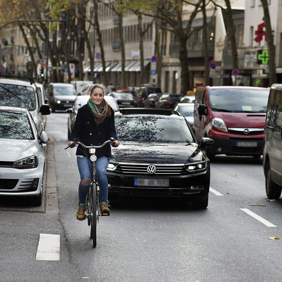 Fahrradfahrerin auf den Kölner Ringen Fahrradfahrerin auf den Kölner Ringen