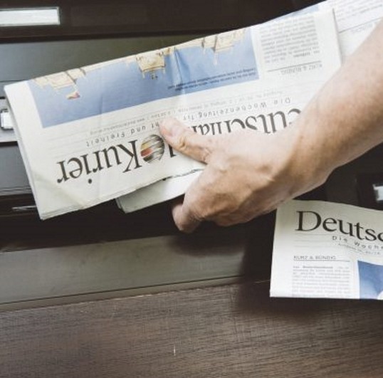 Deutschlandkurier vor Briefkästen