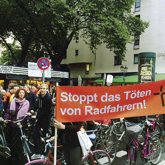 Fahrradfahrer protestieren am Hohenstaufenring Fahrradfahrer protestieren am Hohenstaufenring