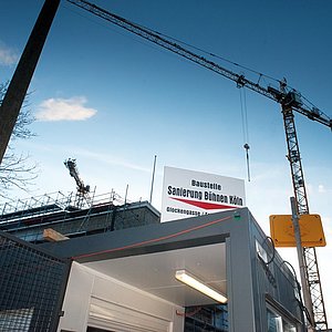 Baucontainer bei der Opernsanierung in Köln