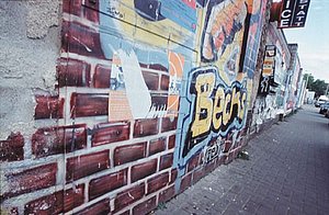 Anders als ihre große Schwester Venloer Straße: Die Vogelsanger Straße lädt nicht zum Bummeln ein.