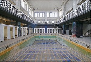 Die Polizeisportgruppe ist schon lange weg, die Zeugen Jehovas auch: Die alte Schwimmhalle im Deutz-Kalker Bad