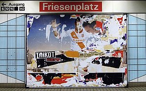 Plakatkunst, kostenlos: alte Werbetafel im U-Bahnhof Friesenplatz