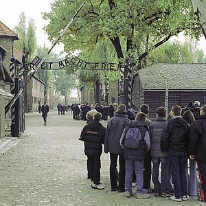 Jugendliche besuchen das Konzentrationslager Auschwitz