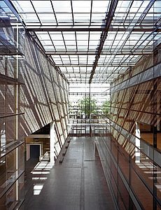 Lichte Höhe: das dreigeschossige Foyer