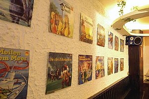 In der »HörBar« gibt’s auch was zu sehen: Hörspielplatten-Cover