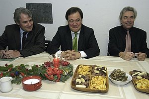 Gut gelaunt: Schuldezernent Guido Kahlen (SPD), NRW-Integrationsminister Armin Laschet (CDU) und Ex-Regierungspräsident Jürgen Roters am 5.12. bei »Amaro Kher«