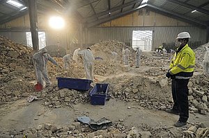 Keine Zeit für Kleingedrucktes: Helfer bergen die Archivalien