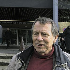 Fordert ein »sichtbares Zeichen des Gedenkens«: Klaus Schmidt vor dem Evangelischen Krankenhaus Weyertal, in dem 535 Menschen zwangssterilisiert wurden