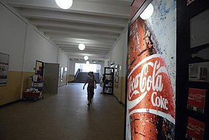 Trotz Boykottaufruf beliebt bei Studenten: Coca-Cola-Automat im Hauptgebäude der Uni