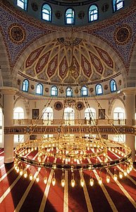 Im Namen Allahs: Der Kronleuchter im Gebetsraum der Merkez-Moschee